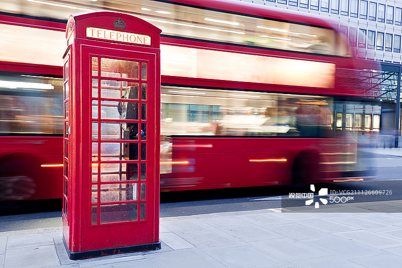 紅色電話亭和紅色巴士。倫敦的象征。圖片素材