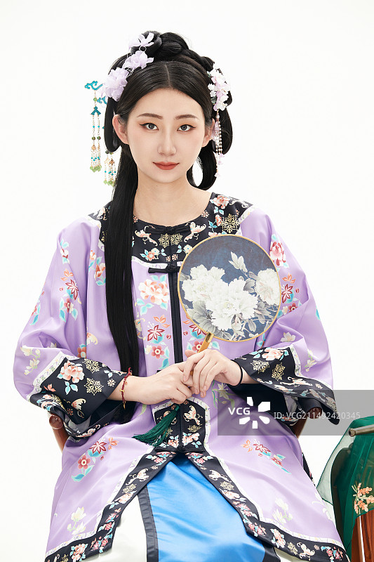 白色背景下穿着中国清朝晚清服饰的少女图片素材