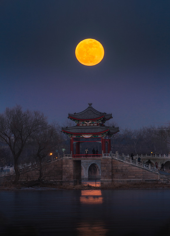 北京頤和園練橋滿月圖片素材