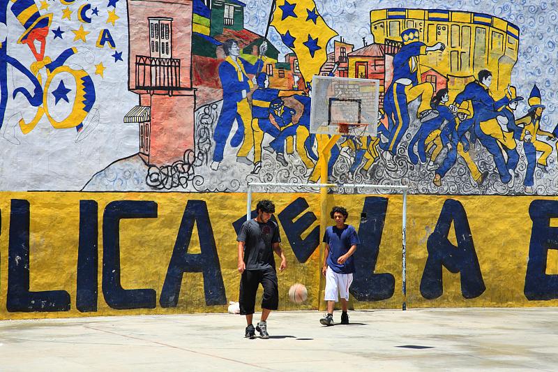 阿根廷，布宜諾斯艾利斯，拉博卡，青少年在街頭打籃球圖片素材