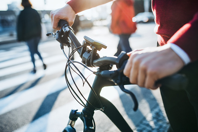 一名商人用電動自行車在城市上班圖片素材