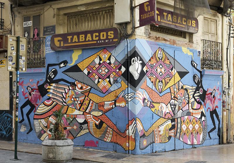 由色彩鮮艷的裝飾物組成的人物連在一起，由瓦倫西亞街頭藝術藝術家disney ylexya繪制的墻壁，西班牙瓦倫西亞的老城El Carme圖片素材