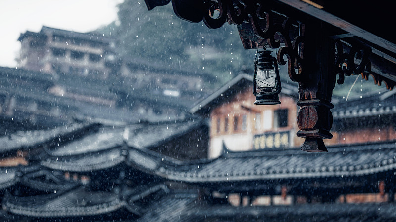 雨落屋檐——雨中的西江千戶苗寨圖片素材