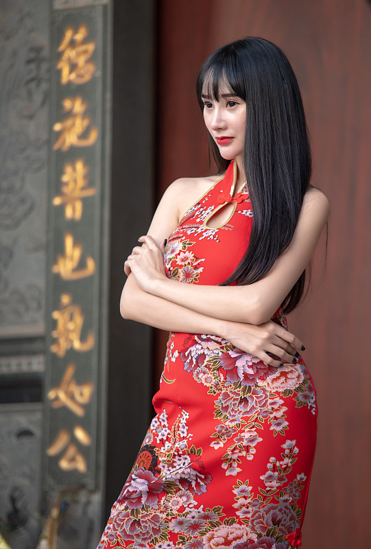 描繪美麗的年輕女子穿著傳統的中國新娘服裝。圖片素材