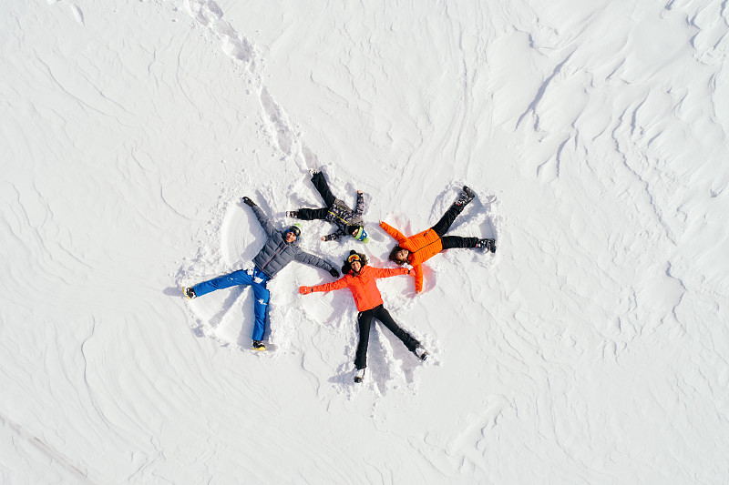 幸福的一家人躺在雪地上圖片素材