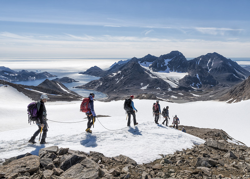 格陵蘭，瑟默蘇克，庫魯蘇克，瑞士阿爾卑斯山，一群人在雪中行走圖片素材