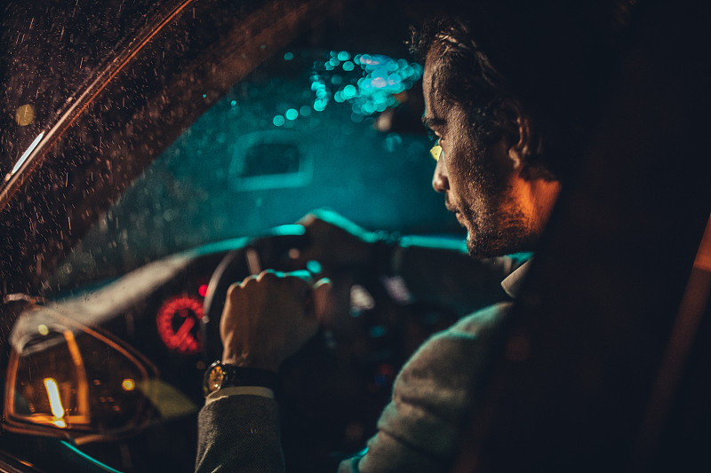 一位在雨夜開車的紳士圖片素材