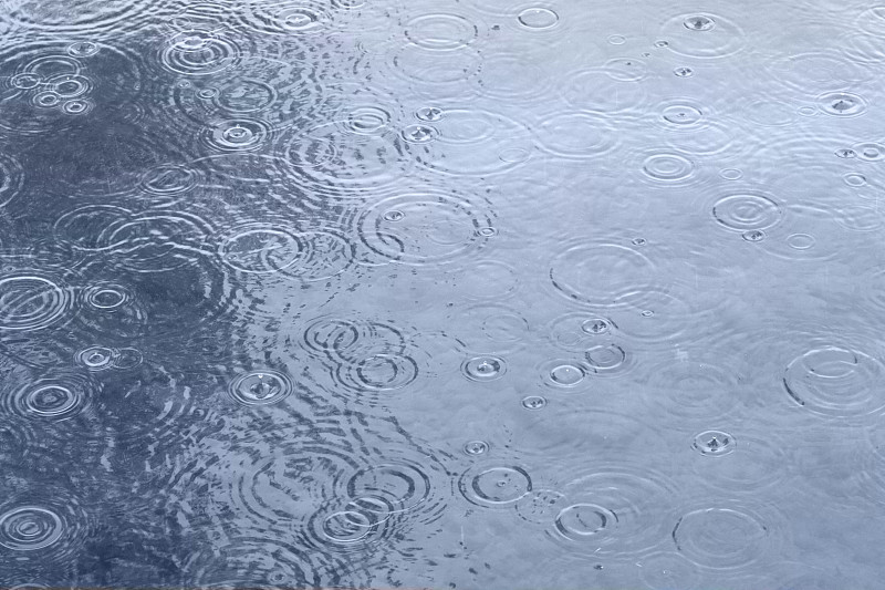 雨滴落在水面上。圖片素材