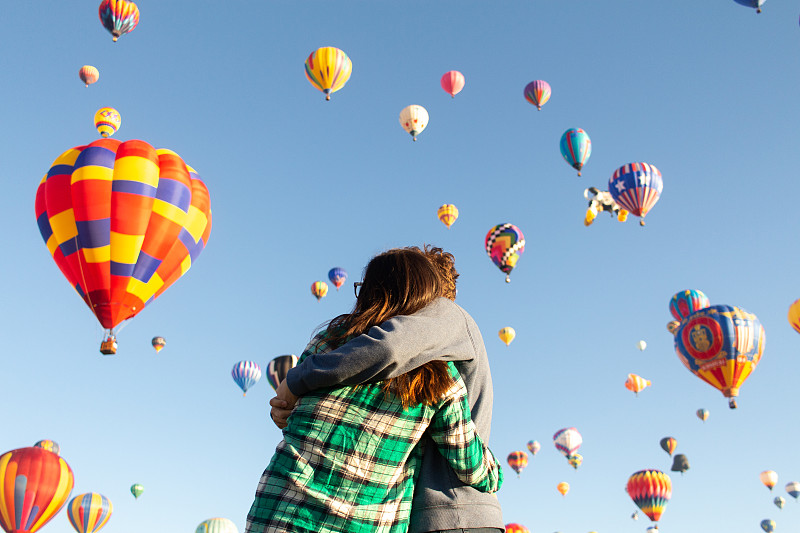 低角度的夫婦擁抱在熱氣球在天空圖片素材