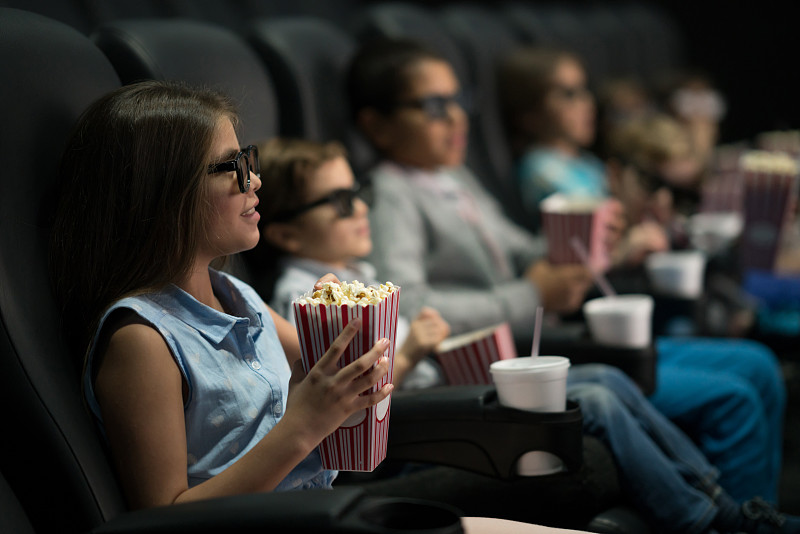 一群孩子戴著3D眼鏡看電影圖片素材