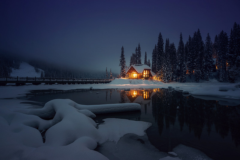 加拿大冬天的湖畔小木屋圖片素材