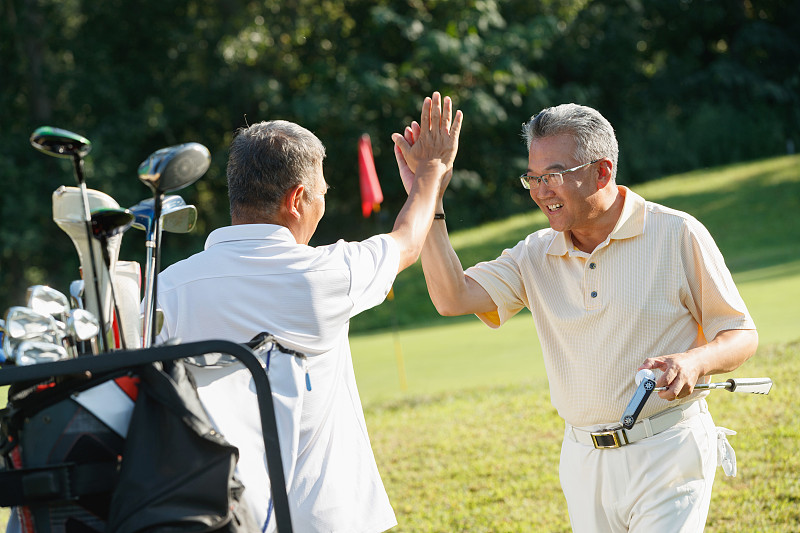 中年男人和老年人打高爾夫圖片素材