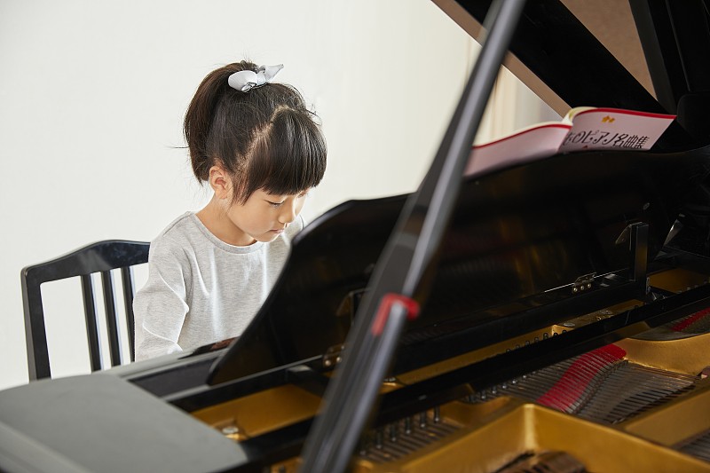 日本小孩練習鋼琴圖片素材