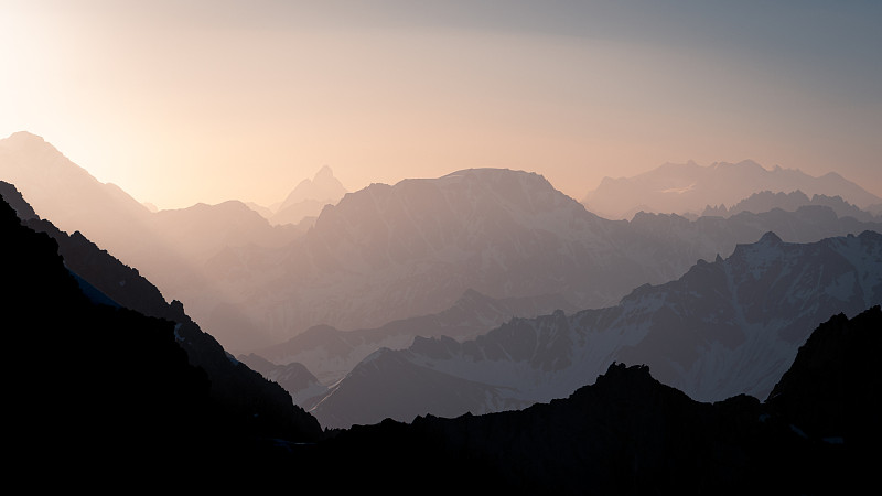 意大利庫馬約爾山脈的迷霧景觀圖片素材