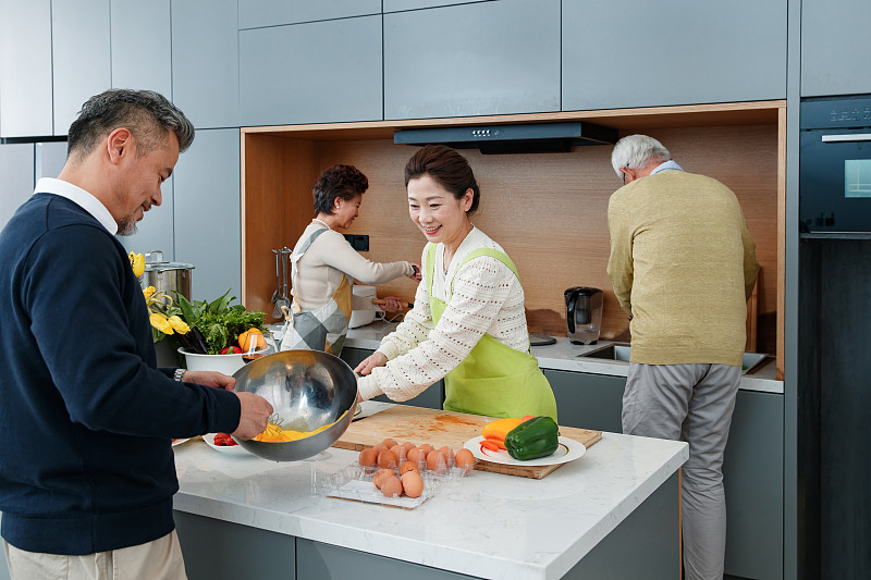 快乐的中老年人在厨房做饭图片下载