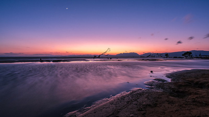 日落后的昆明滇池王官濕地公園沙灘邊圖片下載