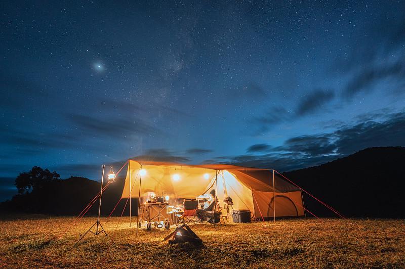 一名男子在夜晚的天空下露營，泰國圖片素材