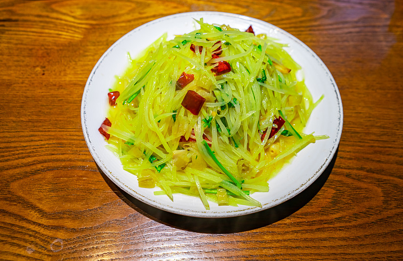 中國餐飲行業飲食產業，傳統經典中國食品，一盤子酸辣土豆絲，室內無人圖像攝影圖片