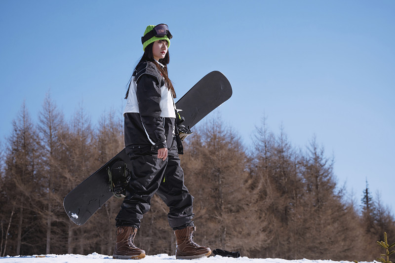 青年美女在滑雪场滑雪图片下载