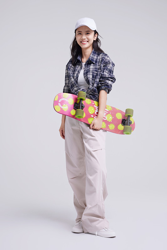 玩滑板的年轻女孩图片下载
