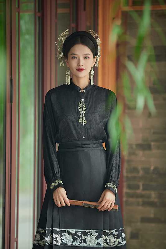 身穿中国汉族传统服饰马面裙的东方女性图片下载