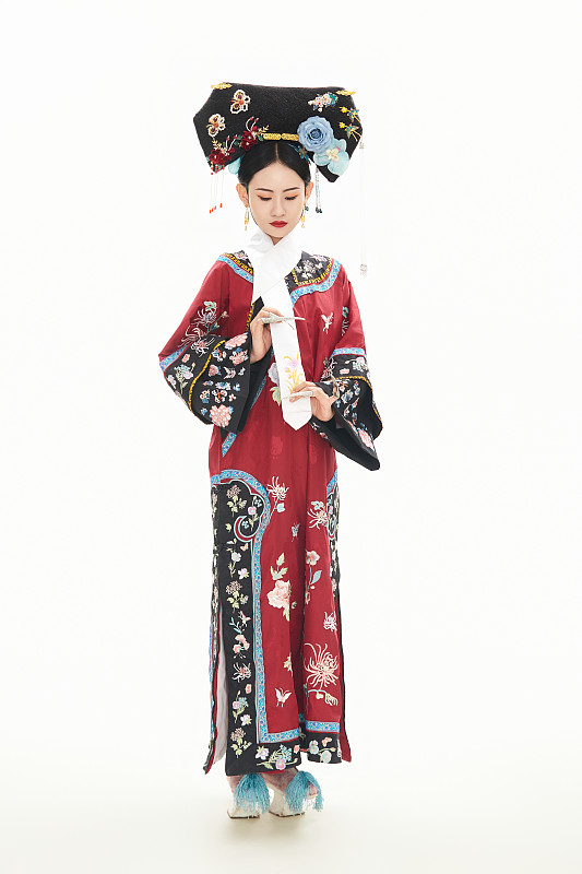 白色背景下穿着中国清朝宫廷服饰的少女图片下载