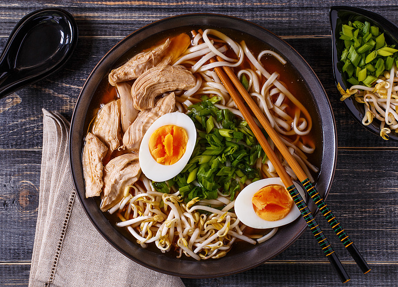日本拉面汤，鸡肉，鸡蛋，韭菜和芽。图片下载