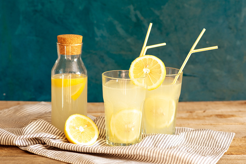 柠檬水或莫吉托鸡尾酒加柠檬和薄荷，清凉饮料或冰饮料图片下载