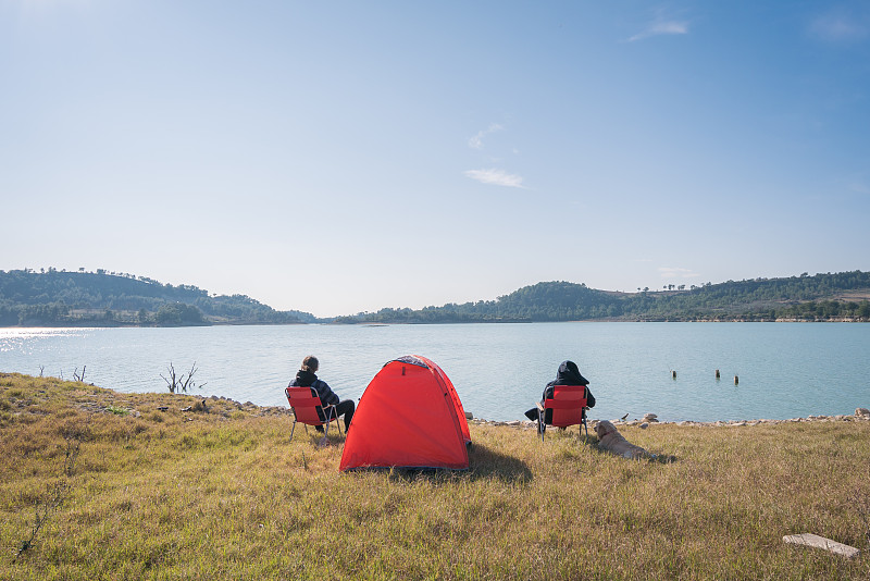 兩個露營者在欣賞湖面圖片素材