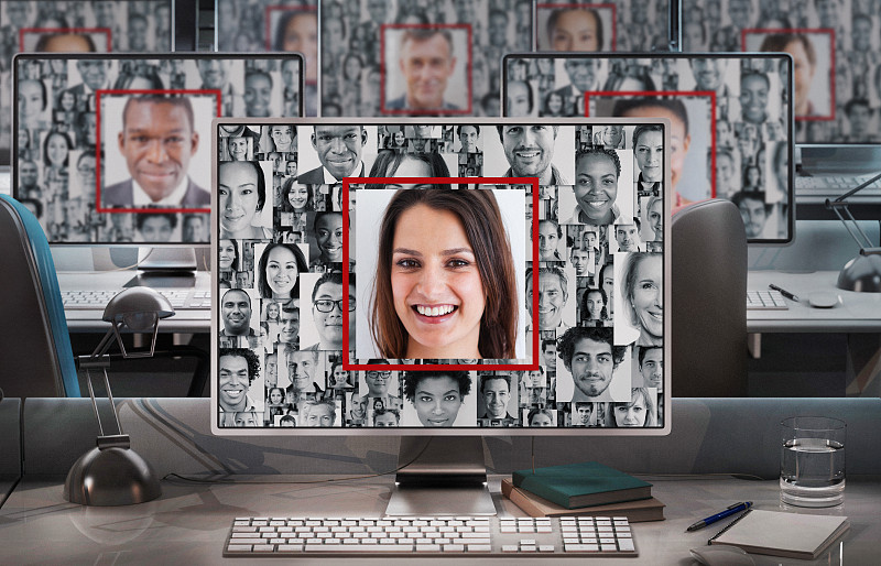 許多人的臉出現在電腦屏幕上圖片素材
