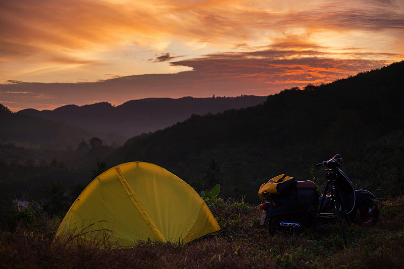山地帳篷和摩托車。概念露營。圖片素材