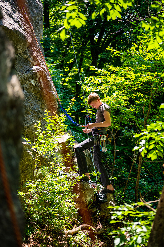 男運動員在攀登巖石山圖片素材
