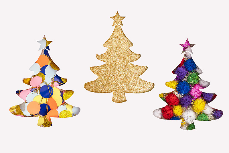 手工圣誕樹剪紙與彩色明亮的花環圖片素材