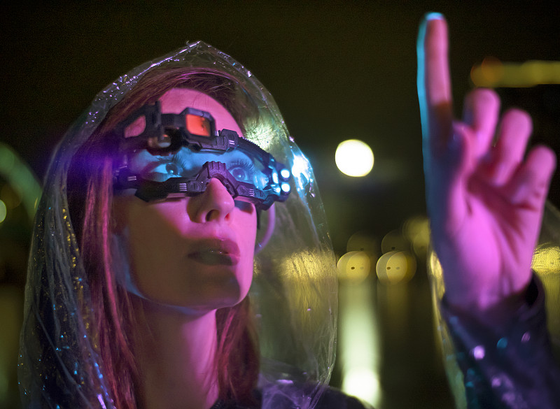 女性戴著虛擬現實眼鏡觸摸虛擬現實世界圖片素材
