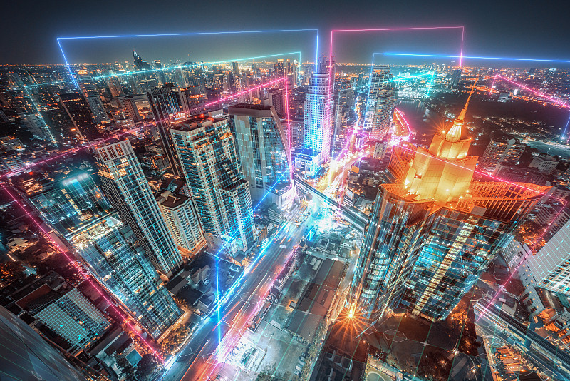 霓虹燈和未來數碼設計的夜景城市圖片素材
