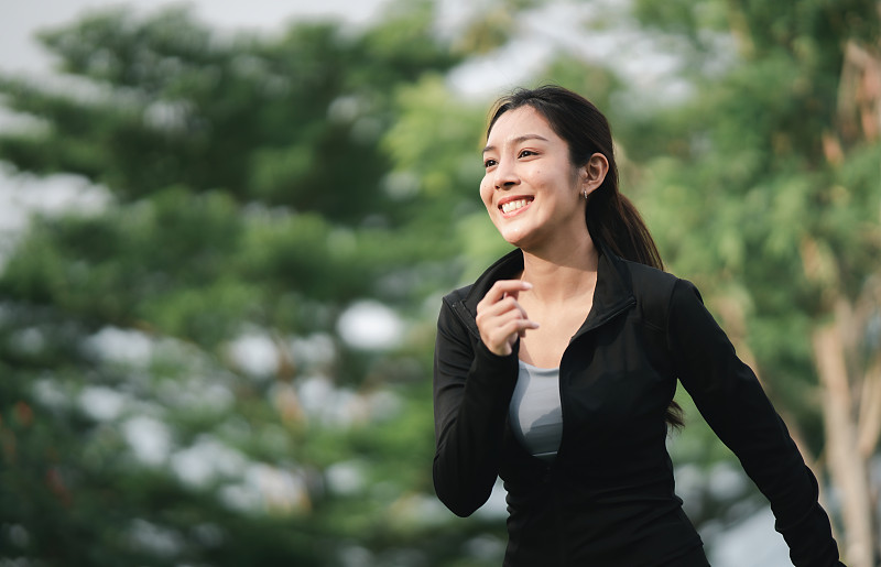 年轻的亚洲女性在公园跑步运动图片下载