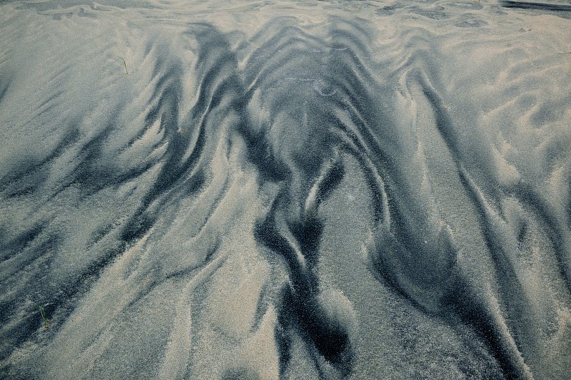 沙灘上沙子里的水的圖畫攝影圖片