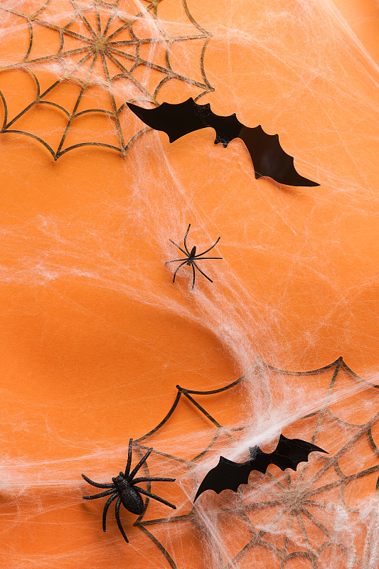 萬圣節背景由蜘蛛網，蜘蛛和黑色蝙蝠在橙色。萬圣節裝飾概念?？植篮涂植赖谋尘芭c復制空間為您的設計攝影圖片
