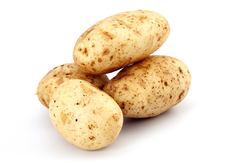 白色背景的新鮮土豆攝影圖片