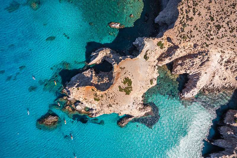 俯瞰希臘的巖石海岸線和藍綠色的大海攝影圖片