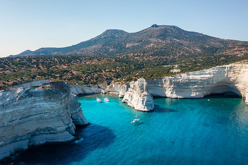希臘米洛斯的克萊夫提科，俯瞰白色懸崖和藍色大海攝影圖片