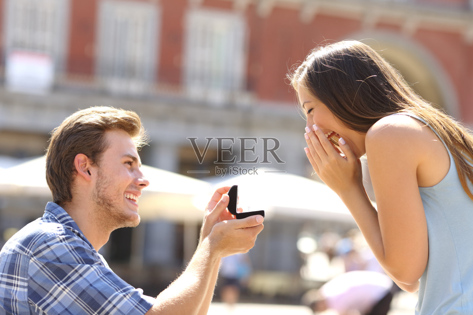 街头求婚男人向他的女朋友求婚照片摄影图片