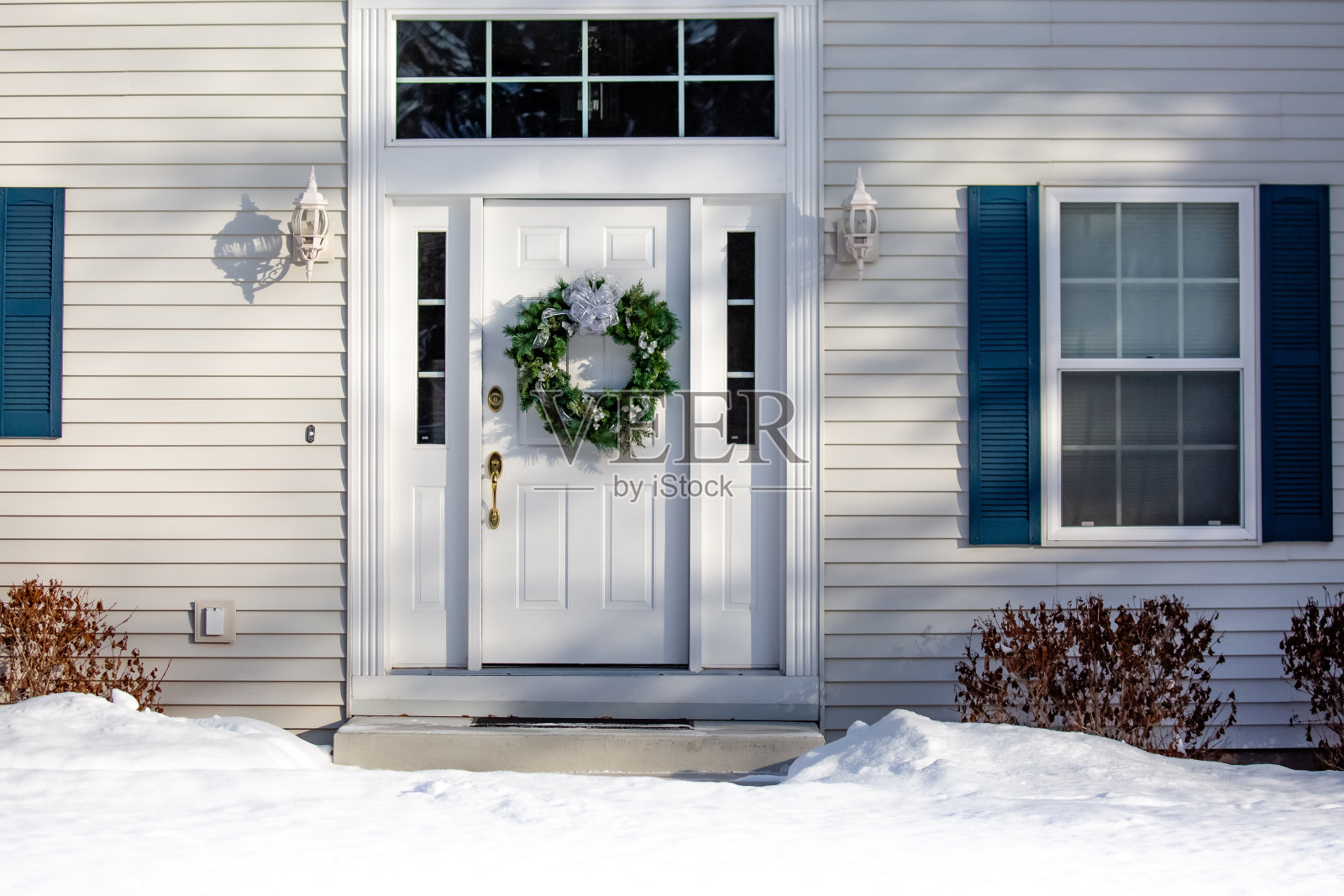 冬天，前門上掛著圣誕花環照片攝影圖片