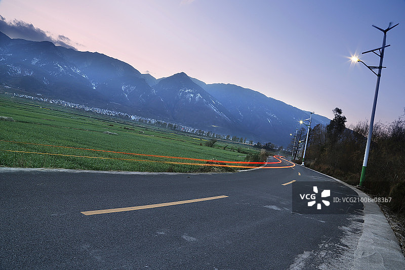 苍山下乡村公路与新能源路灯图片素材