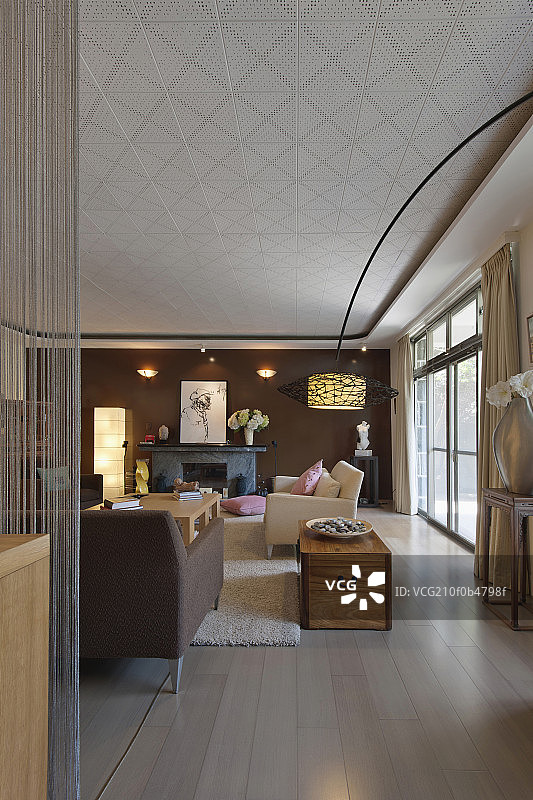Spacious living room with large floor lamp at home图片素材