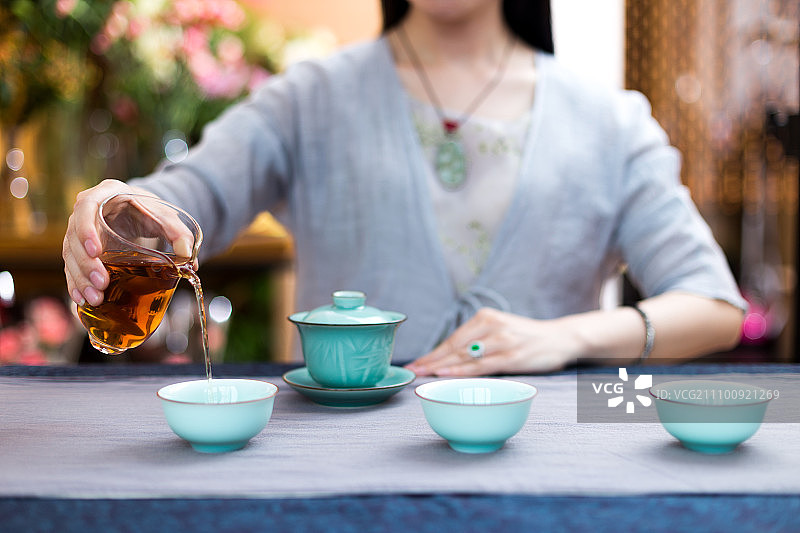 功夫茶茶艺表演和桌上的茶具图片素材