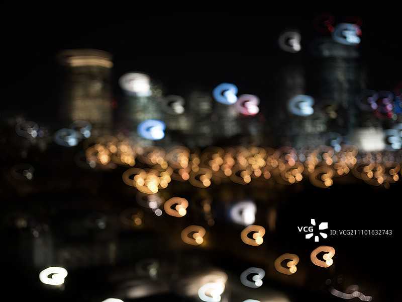 夜晚城市生活。迷离的散景灯光下的夜大城市图片素材