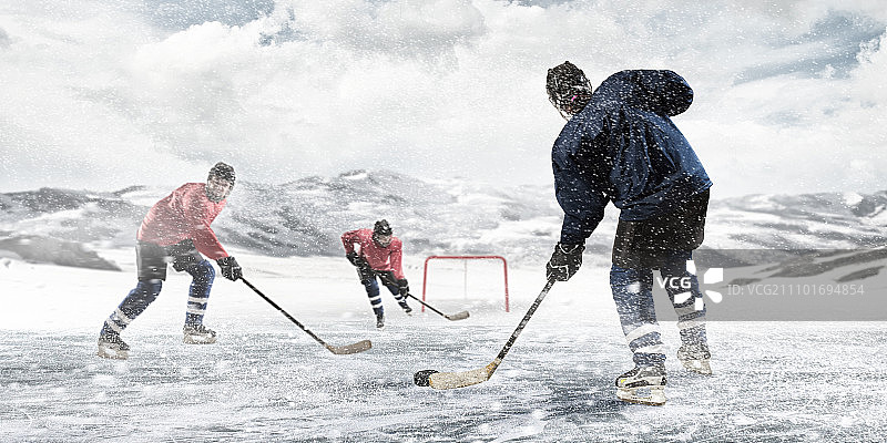 玩曲棍球游戏。冰上曲棍球运动员在户外的冰上图片素材