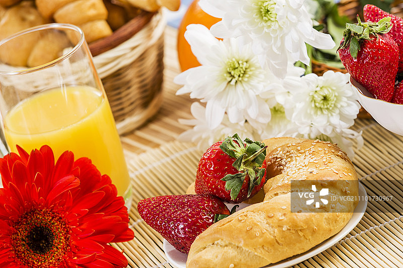 早餐有各式各样的糕点，咖啡和新鲜草莓图片素材