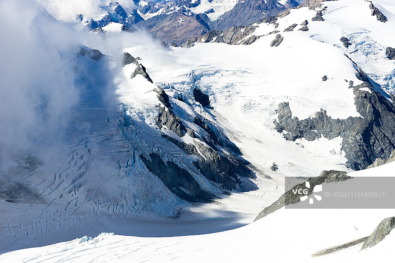 白雪皑皑的山峰。高山景观与雪和清澈的蓝天图片素材